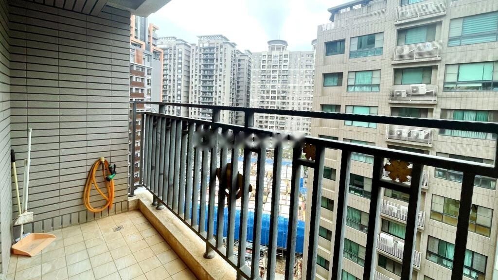新北市林口區佳昂仁愛富待售房屋