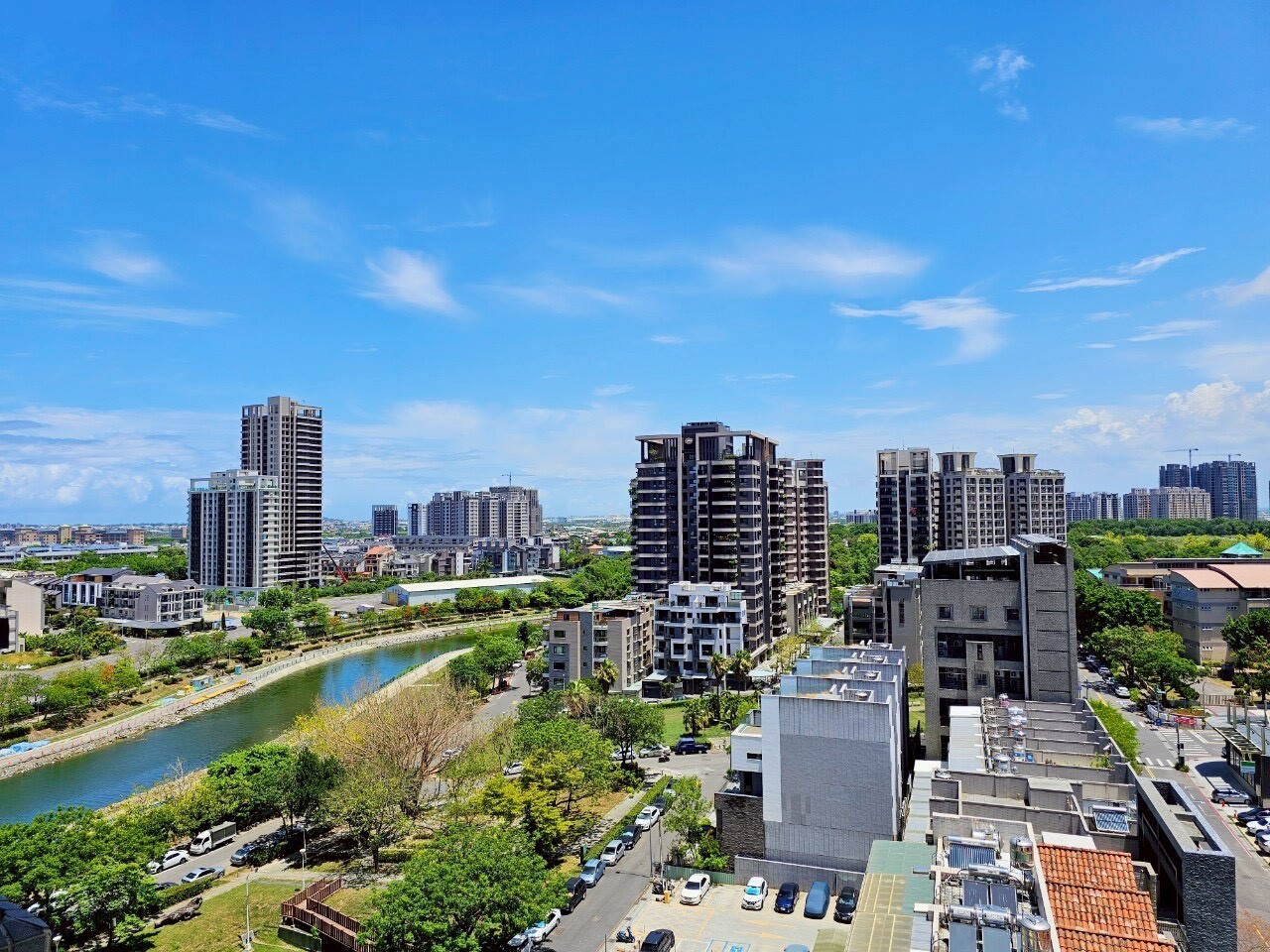 高雄市楠梓區大河苑大樓區待售房屋