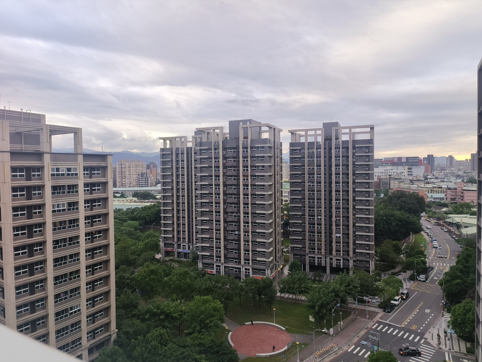 買到賺到 新莊超級城市愛丁堡大兩房車 