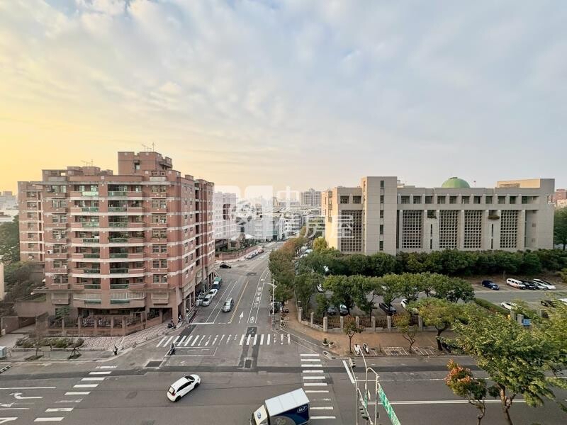 挑戰市區最低價~國圖館兩房車位無限視野