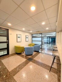 市中心金融商辦複合式大樓:分租型小商辦&個人工作室 - Image 1