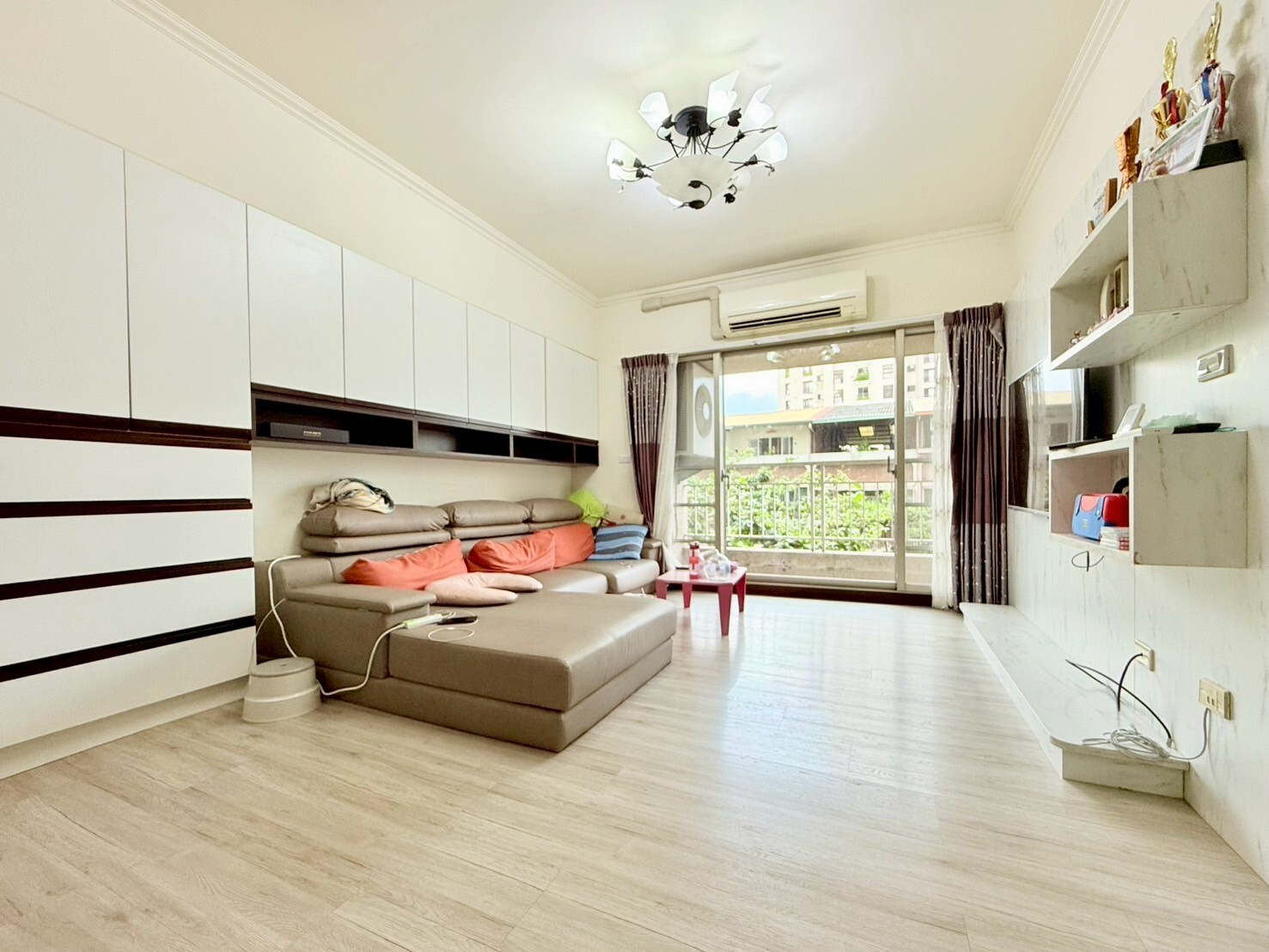 中信芷綺✅承辦西屯核心雙面採光震後3+1房休旅車位