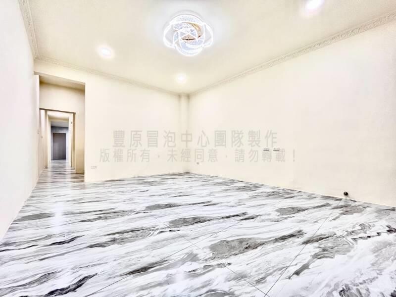 ~豐原圓環內~市區前院車庫孝親美透天