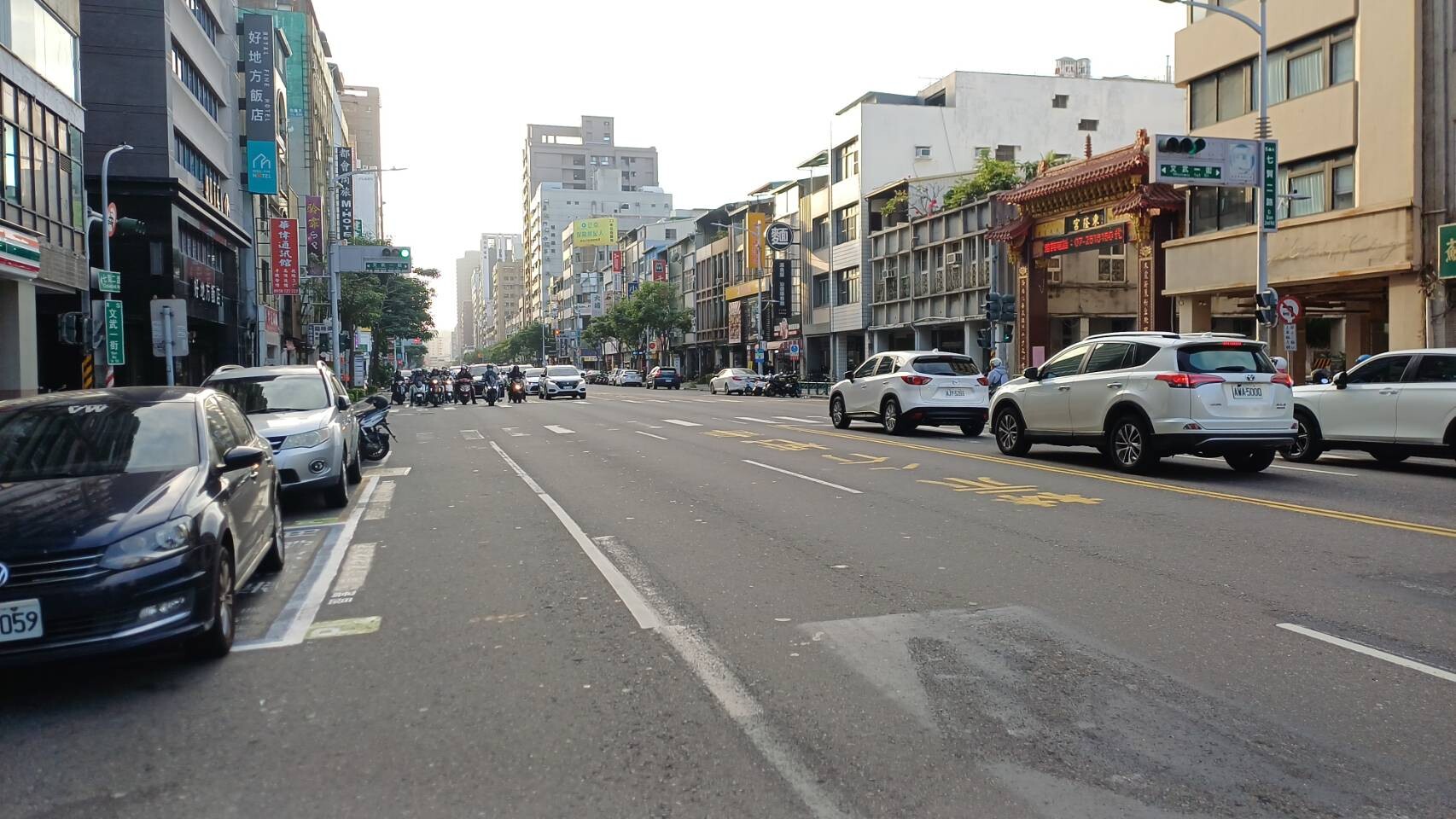 七賢二路大樓店面百貨商圈人流匯集捷運樞紐商機無限