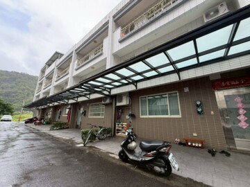 頭城國中旁4房透天門口停車~李大美.李小美 - Image 1