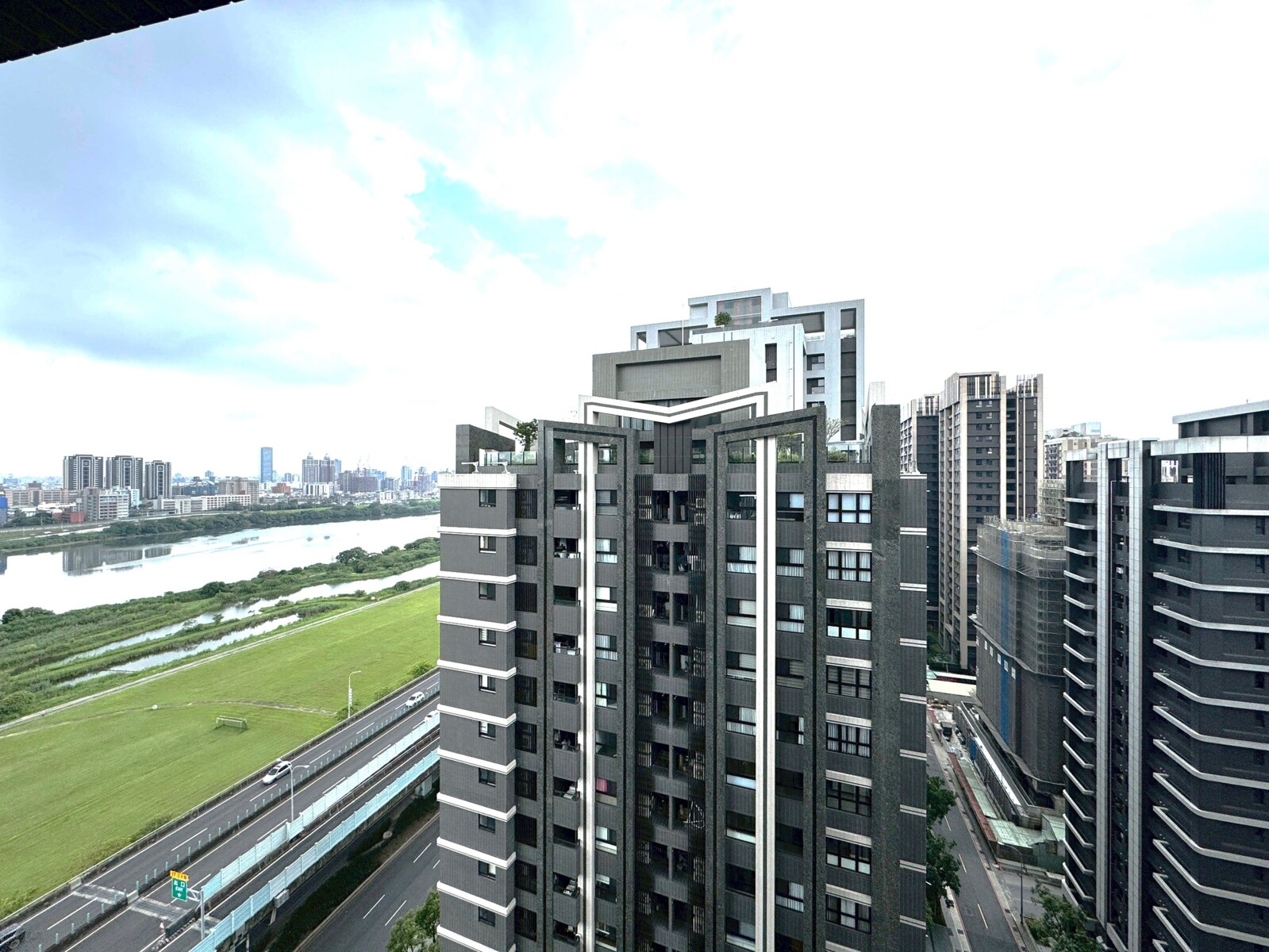 新北市板橋區甲山林帝景5號待售房屋