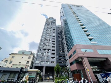 巨蛋商圈~辦公*住家*住辦大樓~勝利王朝 - Image 1