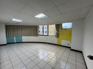 中原商圈.電梯六房.大全聯.中北黃昏市場.郵局站牌 - Image 1