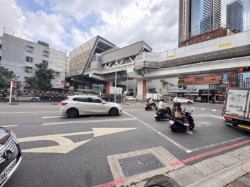 板新站100米~店面/辦公/住家一樓 - Image 1
